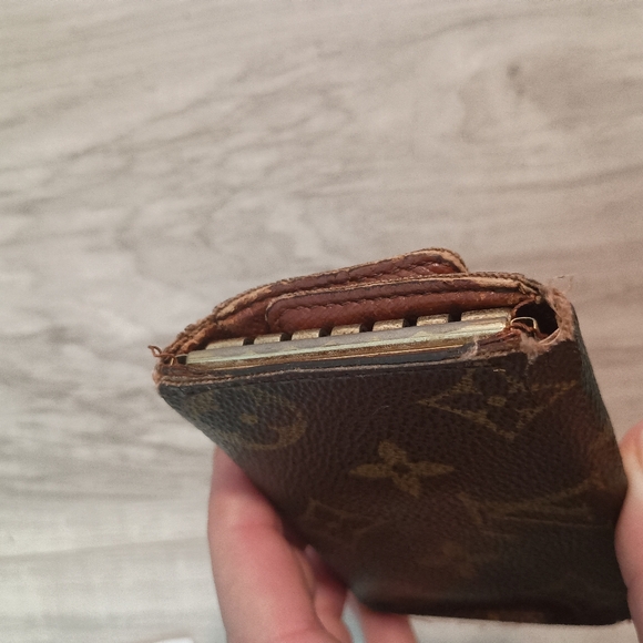 LOUIS VUITTON Key Case Monogram Beige Monogram Canvas Authentic - Picture 3 of 10